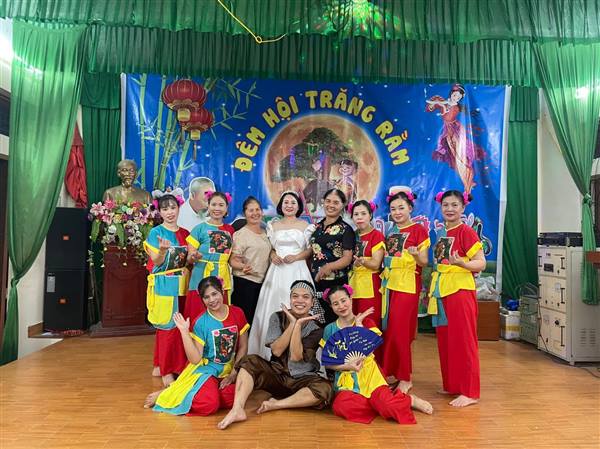 Các thôn, xóm trên địa bàn xã Gia Lộc tổ chức mâm cỗ trung thu, liên hoan văn nghệ và trao quà cho các bé thiếu nhi nhân dịp tết trung thu 2025