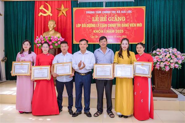 TRUNG TÂM CHÍNH TRỊ XÃ GIA LỘC TỔ CHỨC LỄ BẾ GIẢNG LỚP BỒI DƯỠNG LÝ LUẬN CHÍNH TRỊ DÀNH CHO ĐẢNG VIÊN MỚI KHÓA I NĂM 2025