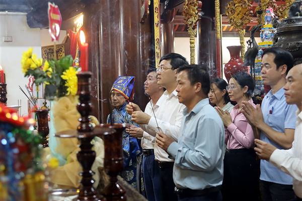 Các đồng chí lãnh đạo xã Gia Lộc đến dâng hương tại Lễ hội truyền thống kỷ niệm 684 năm ngày mất An Nghĩa Đại vương Nguyễn Chế Nghĩa