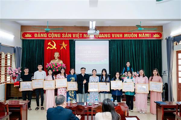 Trung tâm Chính trị xã Gia Lộc đã tổ chức Lễ Bế giảng lớp Bồi dưỡng nhận thức về Đảng khóa II năm 2025