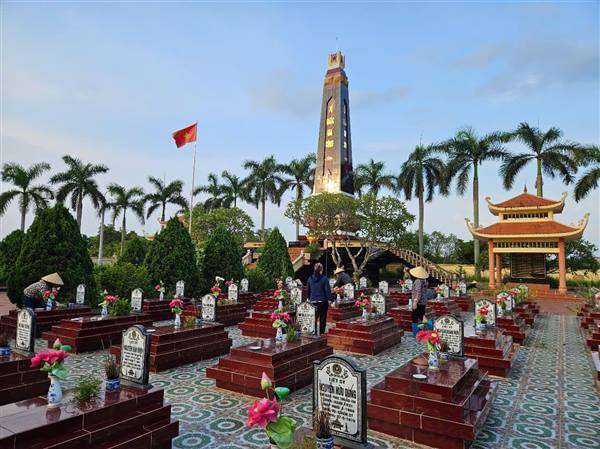 Hội nông dân xã Gia Lộc đồng loạt ra quân dọn vệ sinh khuôn viên 05 nghĩa trang liệt sĩ trên địa bàn xã
