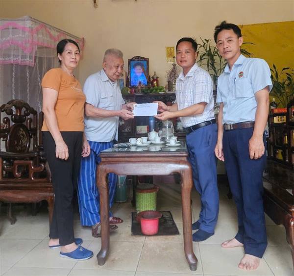 Hội nông dân xã trao 44 suất quà tặng thương binh, liệt sĩ