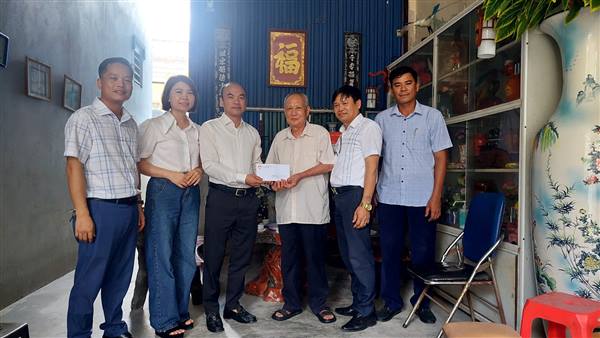 Uỷ ban MTTQ cùng các hội đoàn thể xã Gia Lộc thăm tặng quà thương binh, liệt sĩ