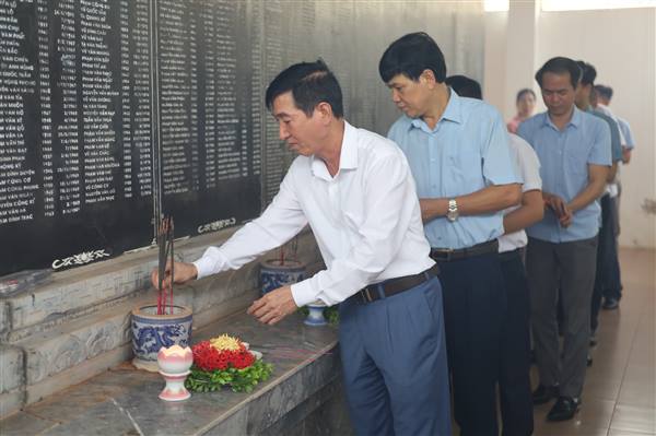 Xã Gia Lộc tổ chức dâng hương tưởng niệm các Anh hùng liệt sĩ nhân kỷ niệm 78 năm Ngày Thương binh, Liệt sĩ 27/7