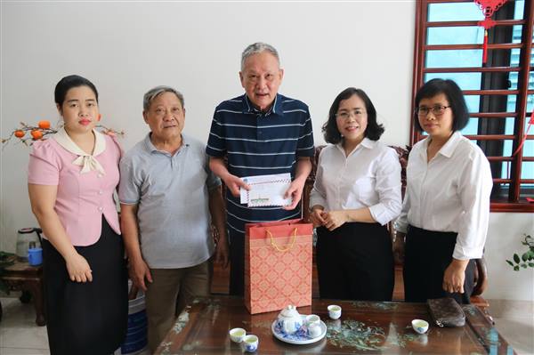 Toà án nhân dân khu vực 11, Tp Hải Phòng trao quà cho các gia đình thương binh liệt sĩ tại xã Gia Lộc 