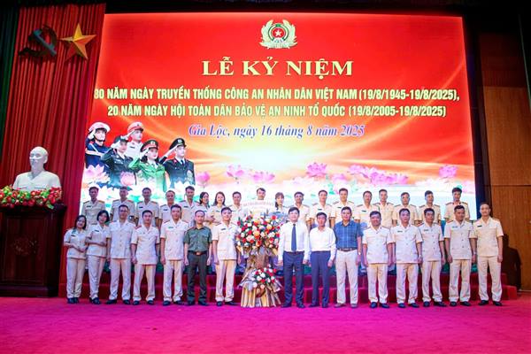 CÔNG AN XÃ GIA LỘC TỔ CHỨC LỄ KỶ NIỆM 80 NĂM NGÀY TRUYỀN THỐNG CÔNG AN NHÂN DÂN VÀ 20 NĂM NGÀY HỘI TOÀN DÂN BẢO VỆ AN NINH TỔ QUỐC 