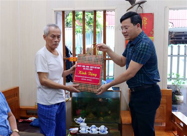 Xã Gia Lộc thăm, tặng quà gia đình Người có công tiêu biểu nhân kỷ niệm 80 năm Quốc khánh nước Cộng hòa xã hội Chủ nghĩa Việt Nam (02/9/1945-02/9/2025) 