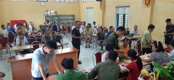 Nhân dân xã Gia Lộc phấn khởi nhận quà của Chính phủ nhân dịp kỉ niệm 80 năm Cách mạng Tháng Tám và Quốc khánh 2/9