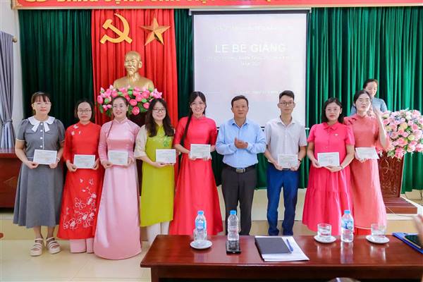Bế giảng lớp Bồi dưỡng nhận thức về Đảng tại xã Gia Lộc năm 2025