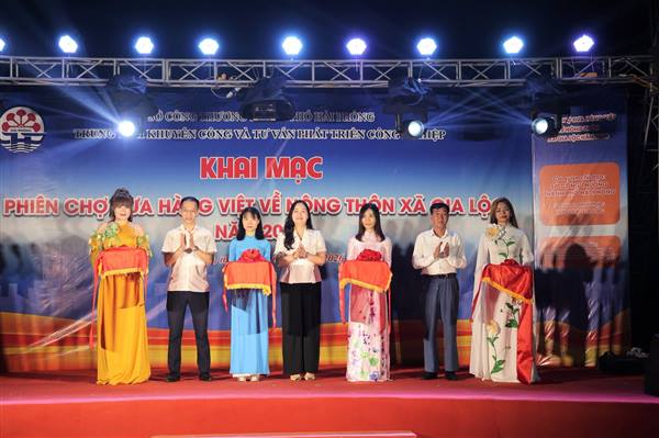 Khai mạc Phiên chợ đưa hàng Việt về nông thôn xã Gia Lộc