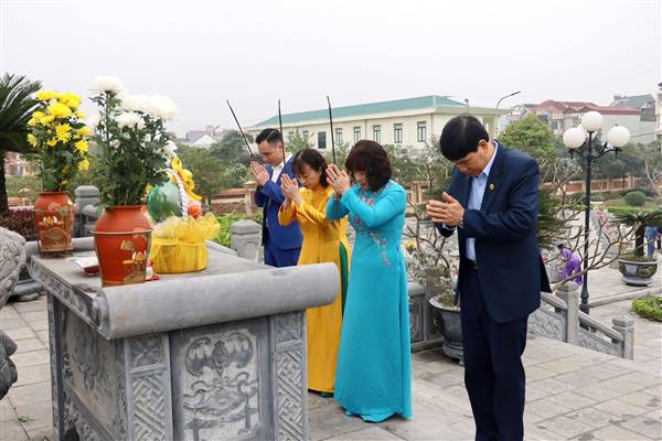 XÃ GIA LỘC TỔ CHỨC LỄ DÂNG HƯƠNG, DÂNG HOA TẠI CÁC NGHĨA TRANG LIỆT SĨ NHÂN DỊP TẾT NGUYÊN ĐÁN BÍNH NGỌ 2026