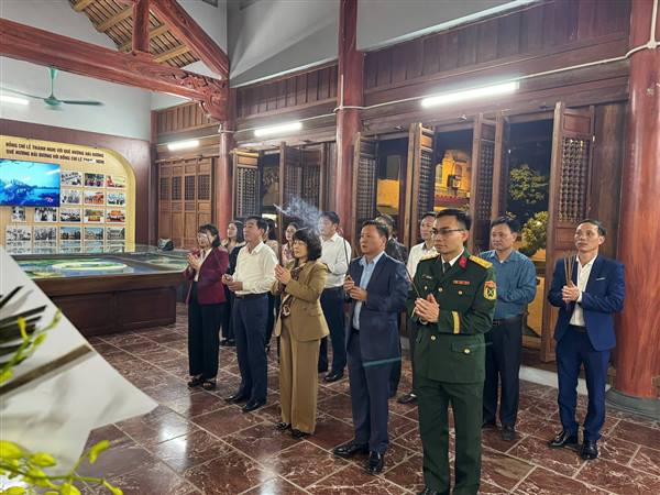 CÁC ĐỒNG CHÍ LÃNH ĐẠO ĐẢNG ỦY, HĐND, UBND XÃ DÂNG HƯƠNG TẠI NHÀ TƯỞNG NIỆM ĐỒNG CHÍ LÊ THANH NGHỊ VÀ CHÚC TẾT CÁC LỰC LƯỢNG VŨ TRANG, CÁN BỘ, CÔNG CHỨC, VIÊN CHỨC TRỰC ĐÊM GIAO THỪA