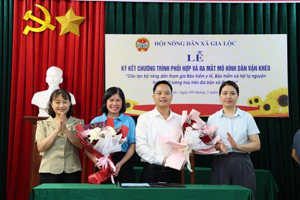 HỘI NÔNG DÂN XÃ GIA LỘC TỔ CHỨC LỄ KÝ KẾT CHƯƠNG TRÌNH PHỐI HỢP VÀ RA MẮT MÔ HÌNH DÂN VẬN KHÉO “CÂU LẠC BỘ NÔNG DÂN TUYÊN TRUYỀN BẢO HIỂM XÃ HỘI, BẢO HIỂM Y TẾ HƯỚNG TỚI LƯƠNG HƯU”.