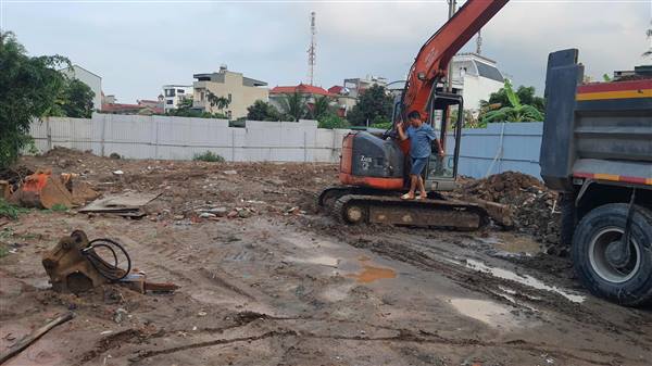 Các hộ dân tại thôn Phương Điếm 4 hoàn thành việc thu dọn, di chuyển vật liệu xây dựng, trả lại hiện trạng đất công tại khu đô thị phía Tây, thôn Phương Điếm 4, xã Gia Lộc