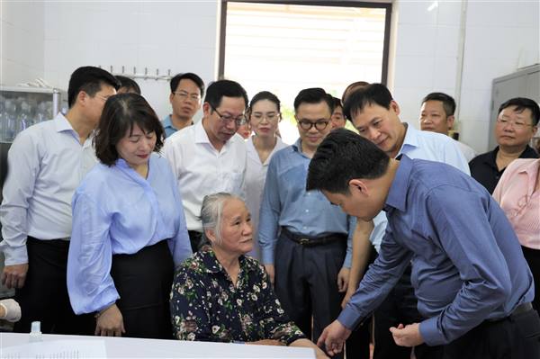 ĐỒNG CHÍ BÍ THƯ THÀNH ỦY THĂM VÀ KIỂM TRA CÔNG TÁC KHÁM SỨC KHỎE ĐỊNH KỲ CHO NGƯỜI CAO TUỔI TẠI XÃ GIA LỘC