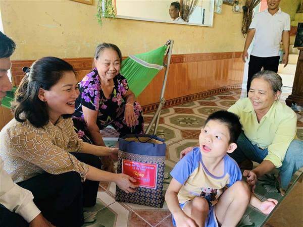 LÃNH ĐẠO ĐẢNG ỦY, HĐND, UBND, MTTQ VÀ CÁC BAN NGÀNH XÃ GIA PHÚC ĐẾN THĂM HỎI, TẶNG QUÀ CHO THIẾU NHI TRÊN ĐỊA BÀN NHÂN DỊP TẾT TRUNG THU NĂM 2025