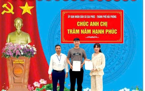 UBND XÃ GIA PHÚC TRAO GIẤY CHỨNG NHẬN KẾT HÔN CHO CÔNG DÂN XÃ