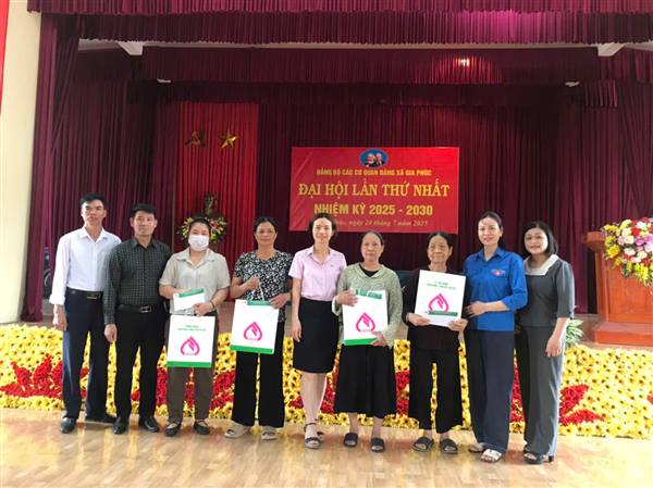 PHÒNG GIAO DỊCH NGÂN HÀNG CHÍNH SÁCH XÃ HỘI GIA LỘC THĂM HỎI, TẶNG QUÀ THƯƠNG BINH, BỆNH BINH VÀ GIA ĐÌNH LIỆT SĨ NHÂN KỶ NIỆM NGÀY THƯƠNG BINH, LIỆT SĨ 27/7