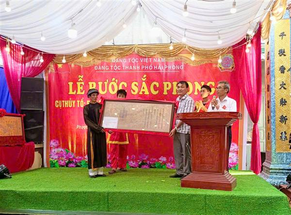 LỄ ĐÓN NHẬN BẢN PHỤC DỰNG SẮC PHONG PHÓ TƯỚNG QUÂN ĐẶNG QUANG HIỂN VÀ CHIÊU NGHI ĐẶNG THỊ CÚC TẠI THÔN PHƯƠNG KHÊ, XÃ GIA PHÚC