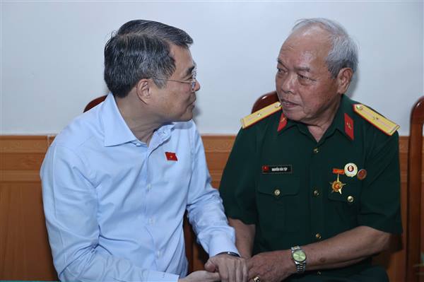 THỦ TƯỚNG CHÍNH PHỦ THĂM, TẶNG QUÀ CỰU CHIẾN BINH NGUYỄN VĂN TẬP NHÂN KỶ NIỆM 51 NĂM NGÀY GIẢI PHÓNG MIỀN NAM, THỐNG NHẤT ĐẤT NƯỚC