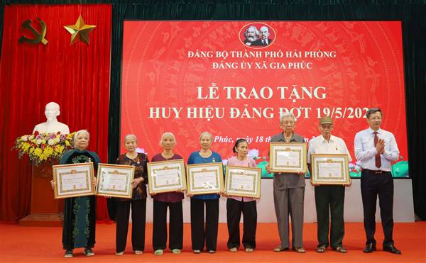 ĐẢNG ỦY XÃ GIA PHÚC TỔ CHỨC LỄ TRAO TẶNG HUY HIỆU ĐẢNG ĐỢT 19/5/2026