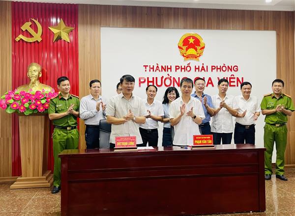 UBND phường Gia Viên tổ chức Hội nghị ký kết hồ sơ bàn giao địa giới hành chính và hồ sơ quản lý giữa phường Gia Viên và Phường Lê Chân. 