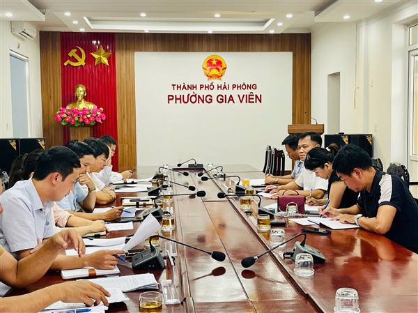 UBND phường Gia Viên làm việc với Ban Quản lý dự án ĐTXD công trình dân dụng và hạ tầng Hải Phòng về tình hình giải phóng mặt bằng và giải ngân chi phí giải phóng mặt bằng Dự án đầu tư xây dựng Hạ tầng kỹ thuật phục vụ các dự án đầu tư cải tạo chung cư cũ trên địa bàn phường Đồng Quốc Bình, quận Ngô Quyền (giai đoạn 2). 