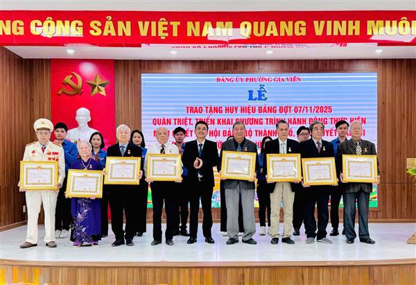 ĐẢNG ỦY PHƯỜNG GIA VIÊN TỔ CHỨC LỄ TRAO TẶNG HUY HIỆU ĐẢNG ĐỢT 07/11/2025 VÀ QUÁN TRIỆT NGHỊ QUYẾT ĐẠI HỘI ĐẢNG CÁC CẤP