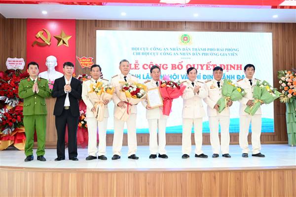 Lễ công bố Quyết định thành lập Chi hội và chỉ định Lãnh đạo Chi hội Cựu Công an nhân dân phường Gia Viên.