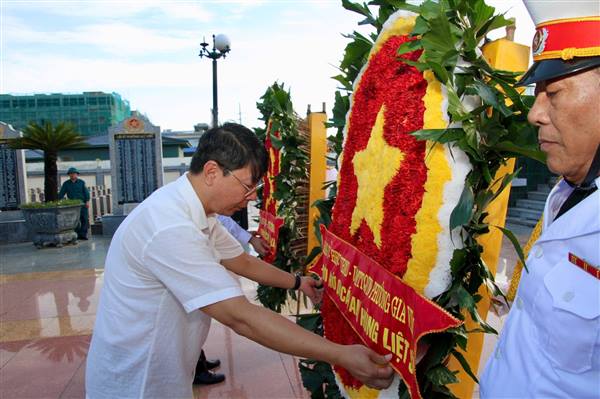  Nhân dịp  kỷ niệm 78 năm ngày thương binh liệt sỹ 27/7 (27/7/1947 - 27/7/2025)  Đảng ủy, HĐND, UBND, UBMTTQ Việt Nam phường Gia Viên tổ chức lễ dâng hương tại Nghĩa trang liệt sỹ phường Gia Viên.