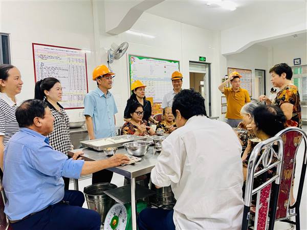 Thường trực Đảng ủy phường Gia Viên kiểm tra công tác phòng chống cơn bão số 3.