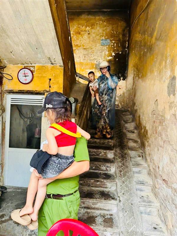Nhân dân trên địa bàn phường Gia Viên tiếp tục di chuyển đến nơi tránh trú bão an toàn.
