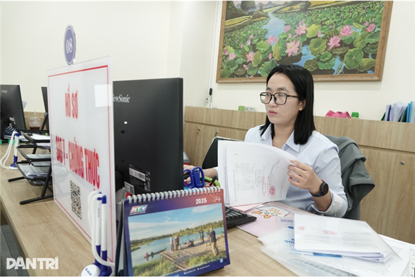 Lượng việc tăng vọt, cán bộ làm đến đêm: Cần tăng lương hay biên chế?