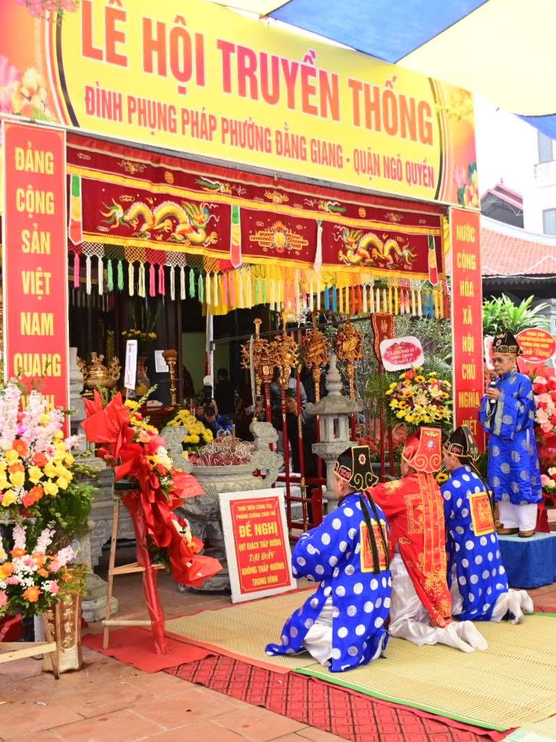 Hàng năm, lễ hội đình Phụng Pháp được tổ chức trong khoảng 16-18 tháng Giêng âm lịch. Đây là dịp để người dân địa phương ôn lại truyền thống lịch sử hào hùng của dân tộc và thân thế, sự nghiệp của người Anh hùng dân tộc Ngô Quyền... Ảnh: Cổng TTĐT Hải Phòng