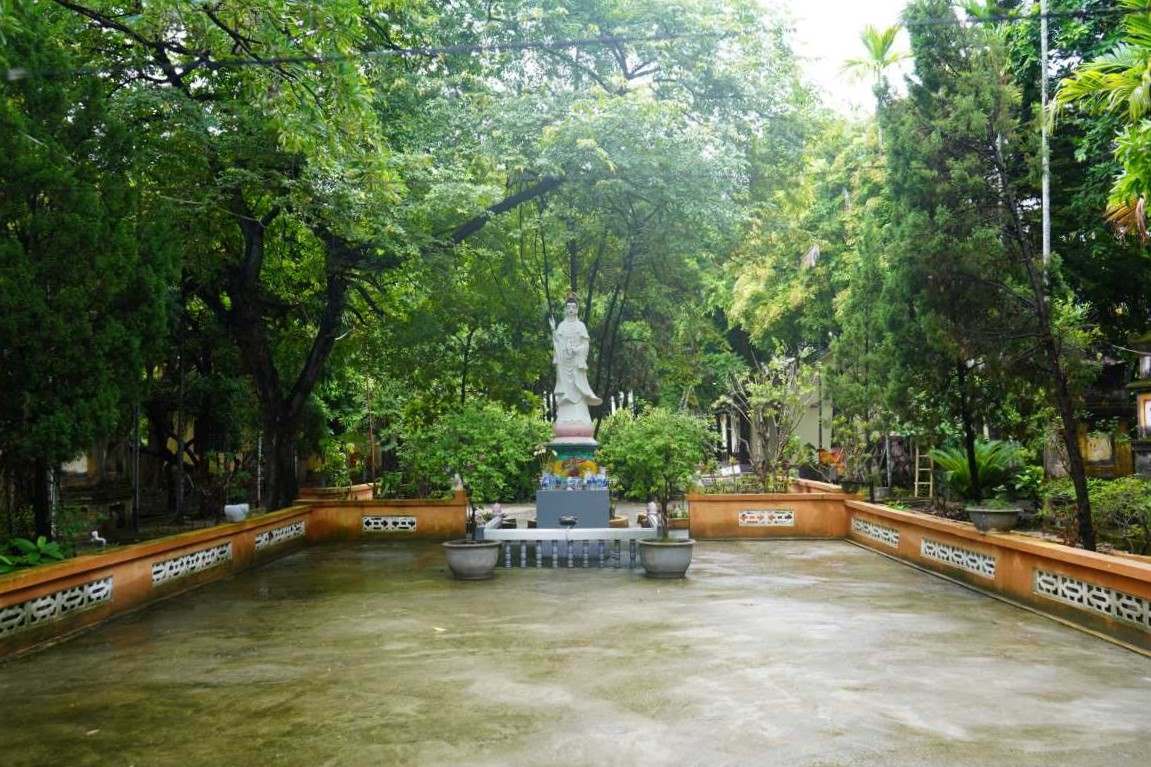 Bên cạnh đình Phụng Pháp là chùa Phụng Pháp - di tích lịch sử văn hóa cấp quốc gia cùng được công nhận năm 1994. Cụm Đình - Chùa Phụng Pháp cùng các công trình tôn giáo, tín ngưỡng như Nghĩa trang liệt sĩ quận Ngô Quyền, Đền thờ Bác Hồ và Cảnh quan cây đa 13 gốc - cây di sản Việt Nam...tạo điểm du lịch tâm linh đa dạng, thu hút hàng vạn lượt nhân dân, du khách mỗi năm.