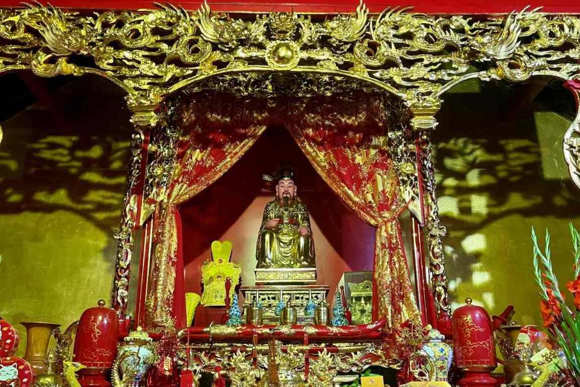 Đình thờ Đức Vương Ngô Quyền, vị anh hùng dân tộc đầu thế kỷ thứ 10. Theo tài liệu lịch sử, năm 938 khi quân Nam Hán đưa quân xâm lược nước ta, Ngô Quyền đã lập thủy trận tại vùng cửa sông Bạch Đằng, đánh tan đại quân địch do thái tử Nam Hán là Hoằng Tháo chỉ huy. Trong trận chiến lẫy lừng ấy, Hải Phòng được chọn là nơi tập trung binh lực và hậu cần, đồng thời là trung tâm chỉ huy của Ngô Quyền. Để ghi nhớ sự kiện vĩ đại này, nhiều nơi trên địa bàn thành phố Hải Phòng, người dân lập nhiều công trình tưởng nhớ và thờ phụng Đức Vương Ngô Quyền, trong đó có đình Phụng Pháp.