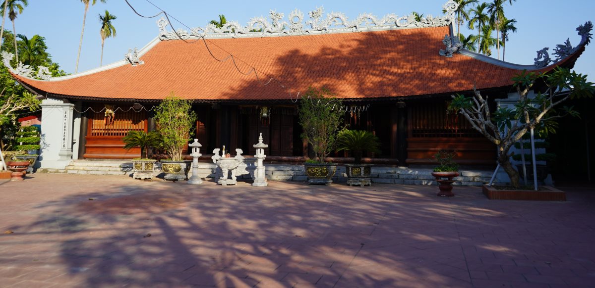 Đình Phụng Pháp còn có tên gọi là Đình Trung và tên chữ là Khánh Thọ Đình, là ngôi Đình luôn luôn mang niềm vui thắng lợi và sự tốt đẹp đến cho mọi người, mọi nhà. Theo các bậc cao niên trong làng, ban đầu, đình được xây dựng ở xóm Trại, làm bằng tre nứa. Sau đình được di chuyển về xóm Trung. Đến năm Thiệu trị thứ 6 (năm Bính Ngọ 1864) đình được tu tạo bằng gỗ. Năm Tự Đức 34 (1881) và năm Bảo Đại 16 (1942) đình lại được tu tạo lại. Mới đây nhất, năm 2021, đình được tu bổ lại khang trang cho đến nay.