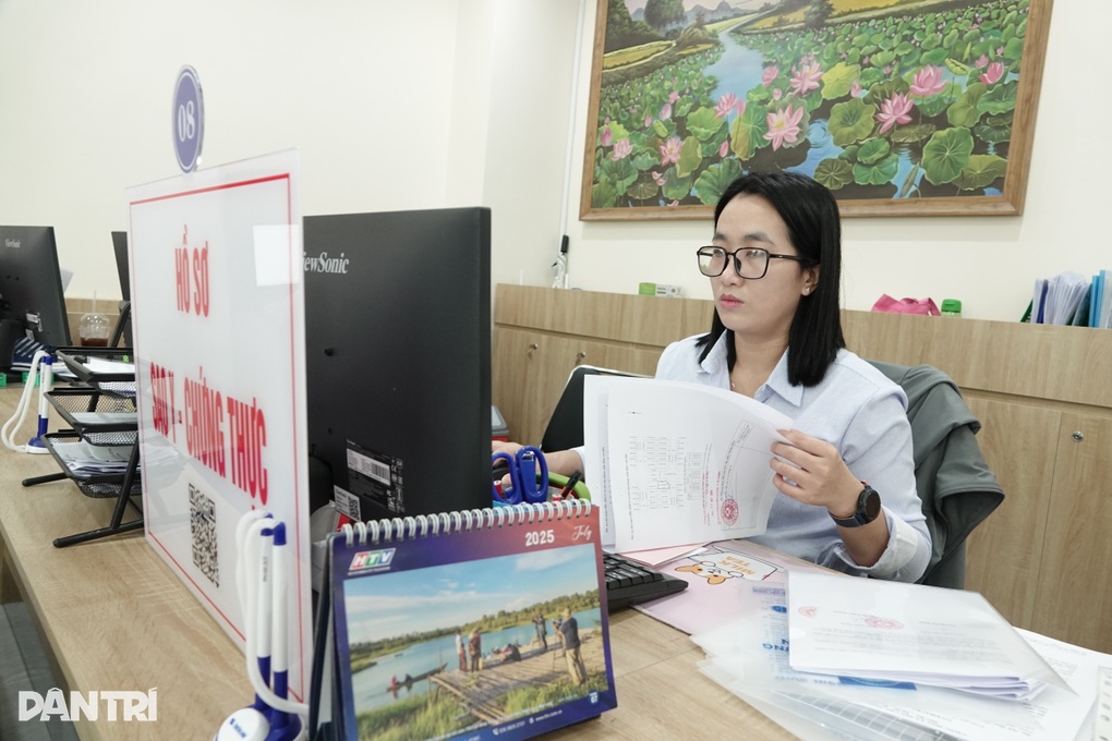 Lượng việc tăng vọt, cán bộ làm đến đêm: Cần tăng lương hay biên chế? - 1