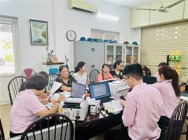 Sáng ngày 09/8/2025, Ngân hàng Chính sách Xã hội giao dịch tại trụ sở UBND phường Gia Viên