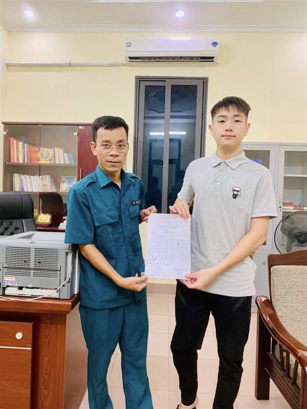 Gương sáng lan tỏa tinh thần yêu nước: Thanh niên tự nguyện viết đơn xin nhập ngũ.