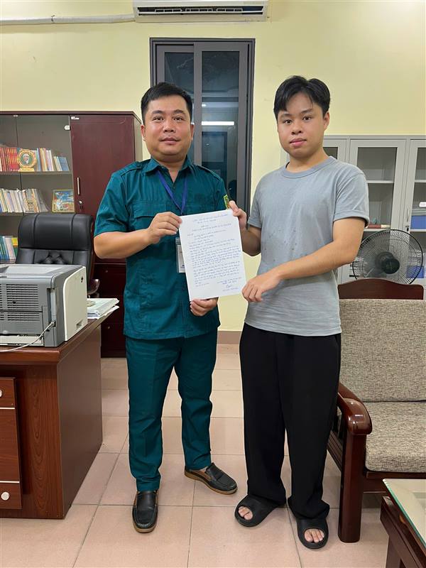 Thanh niên phường Gia Viên tự nguyện viết đơn xin lên đường nhập ngũ