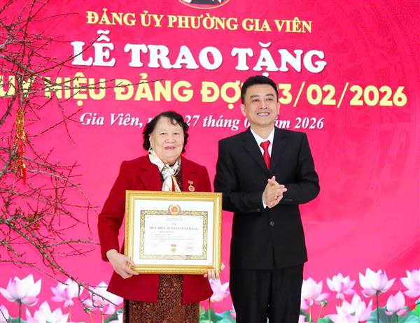 Phường Gia Viên trao Huy hiệu Đảng đợt 03/02/2026, kỷ niệm 96 năm Ngày thành lập Đảng
