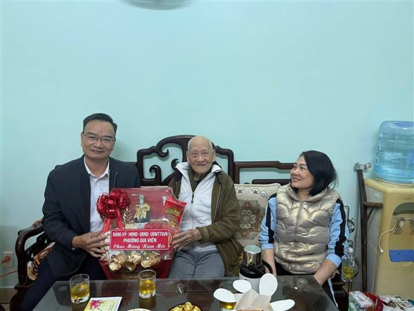 Phường Gia Viên tổ chức thăm, chúc tết các gia đình chính sách, người có công nhân dịp Tết Nguyên đán Bính Ngọ 2026