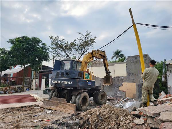 Tiếp tục thực hiện tháo dỡ công trình, vật kiến trúc, di chuyển tài sản lấn, chiếm mương thoát nước Giang Khê thuộc địa bàn phường Gia Viên