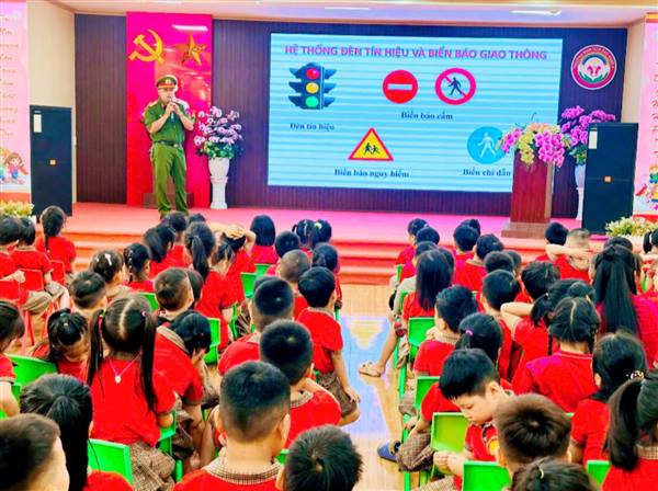 Trường Mầm non Sao Sáng 4 trang bị kỹ năng tham gia giao thông an toàn cho trẻ