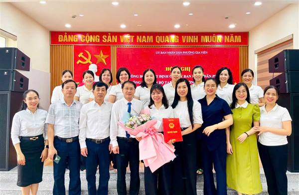 Phường Gia Viên công bố các Quyết định bổ nhiệm lại viên chức lãnh đạo quản lý đơn vị sự nghiệp giáo dục công lập