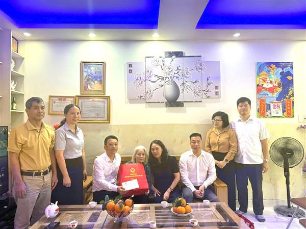 Lãnh đạo Đảng ủy phường Gia Viên đến thăm, tặng quà Mẹ Việt Nam Anh hùng Trần Thị Cải nhân kỷ niệm 51 năm Ngày Giải phóng hoàn toàn miền Nam, thống nhất đất nước 