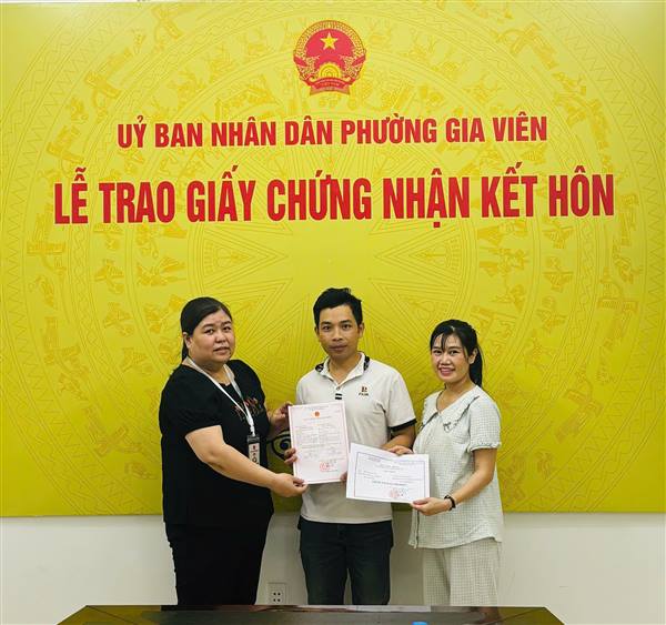 Lãnh đạo Trung tâm Phục vụ hành chính công phường Gia Viên trực tiếp trao giấy chứng nhận kết hôn cho công dân