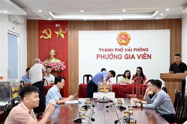 Phường Gia Viên tổ chức bốc thăm vị trí căn hộ cho các hộ dân di dời khỏi chung cư cũ Đồng Quốc Bình