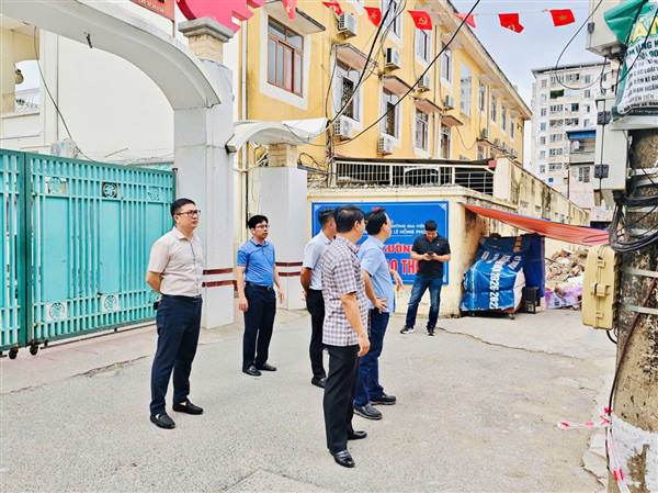 UBND phường phối hợp cùng Văn phòng UBND thành phố, Phòng Quản lý nhà và Thị trường Bất động sản thuộc Sở Xây dựng đi kiểm tra thực địa, tháo gỡ các vướng mắc trong quá trình triển khai thực hiện dự án.